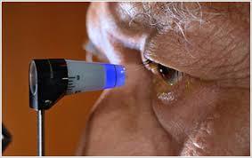 緑内障で通院中の男性患者、ゴールドマン眼圧測定器で検査